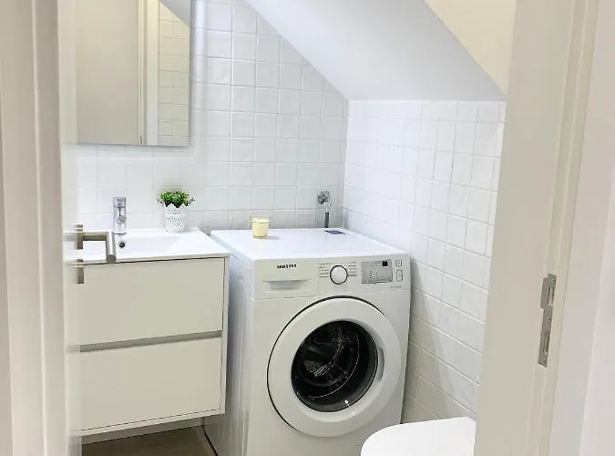 So Close To The Centre أفيرو